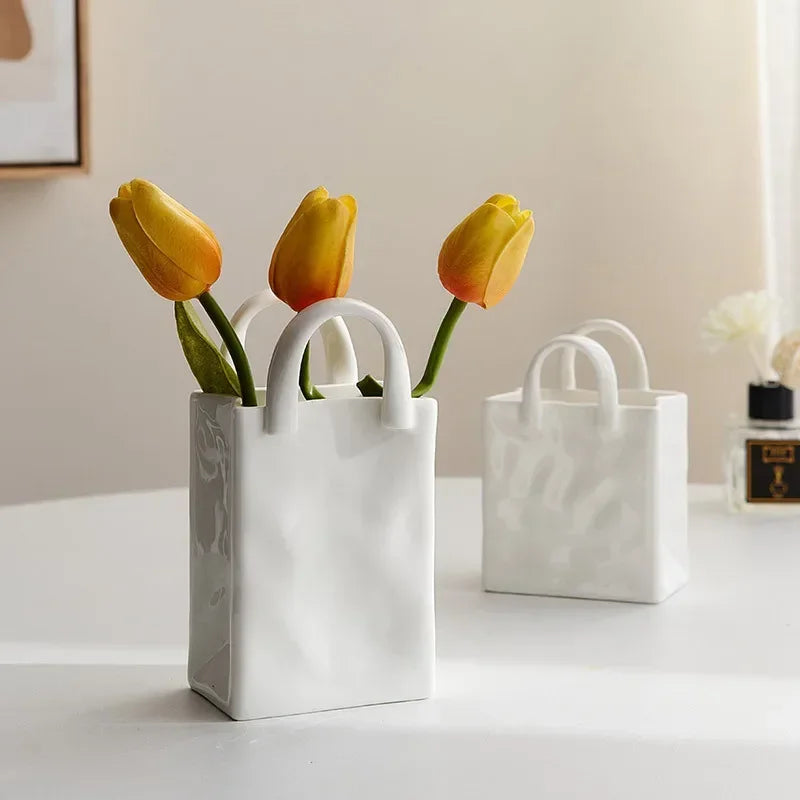 Vase en céramique en forme de sac