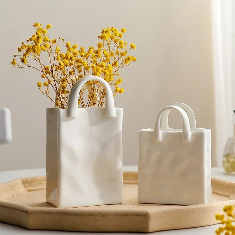 Vase en céramique en forme de sac