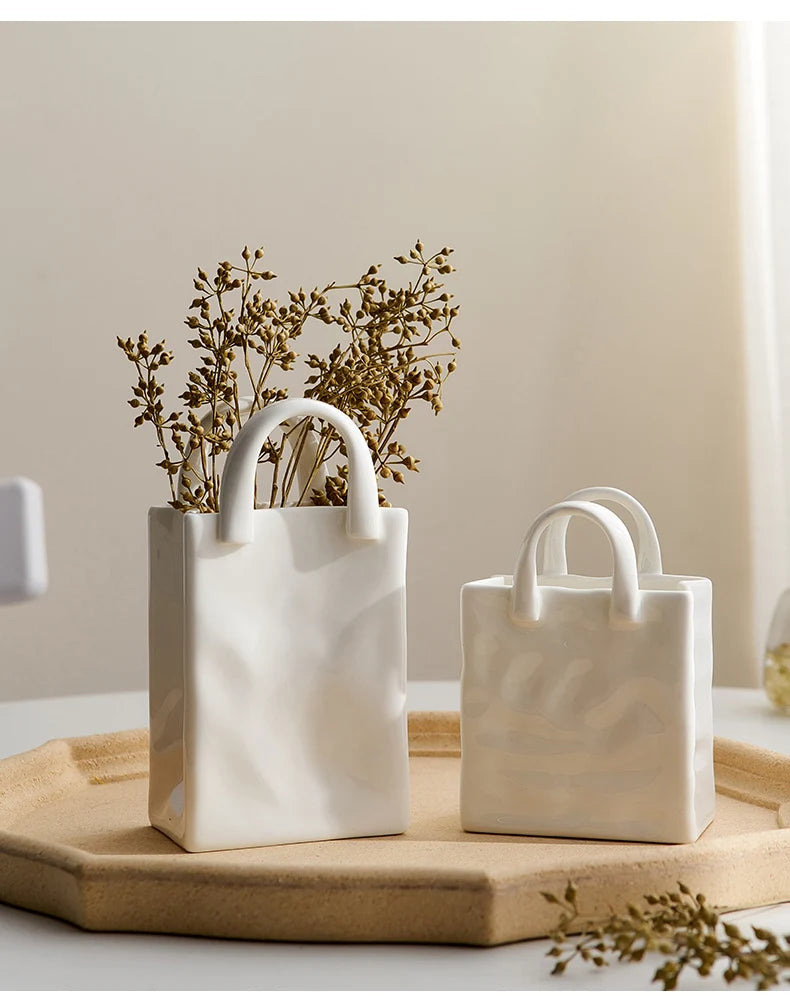 Vase en céramique en forme de sac