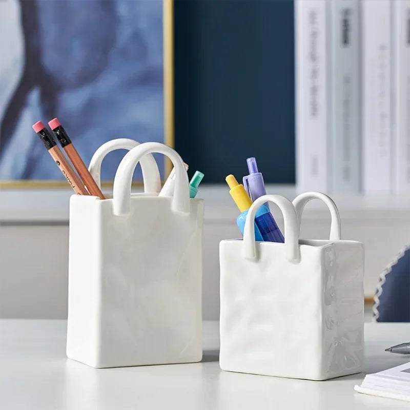 Vase en céramique en forme de sac