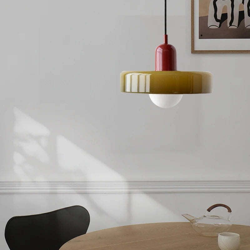 Lampe suspendue contemporaine.