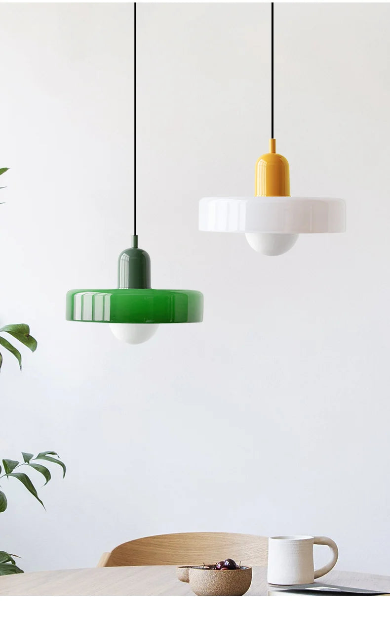 Lampe suspendue contemporaine.