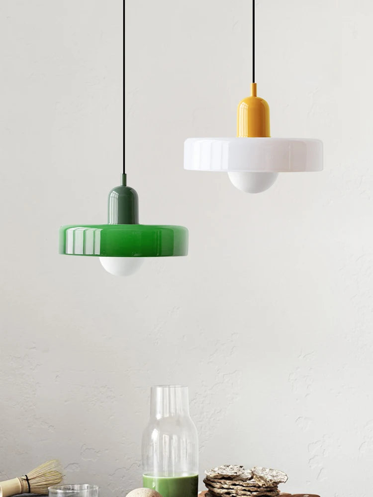 Lampe suspendue contemporaine.