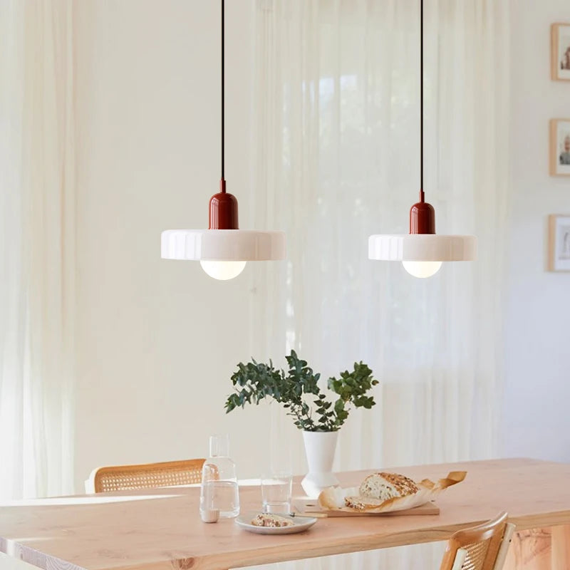 Lampe suspendue contemporaine.