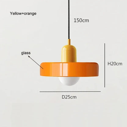 Lampe suspendue contemporaine.