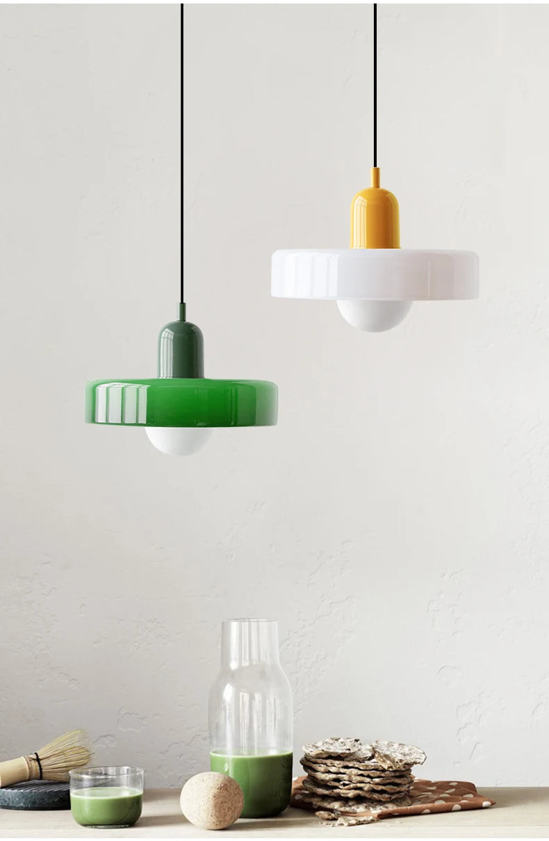 Lampe suspendue contemporaine.