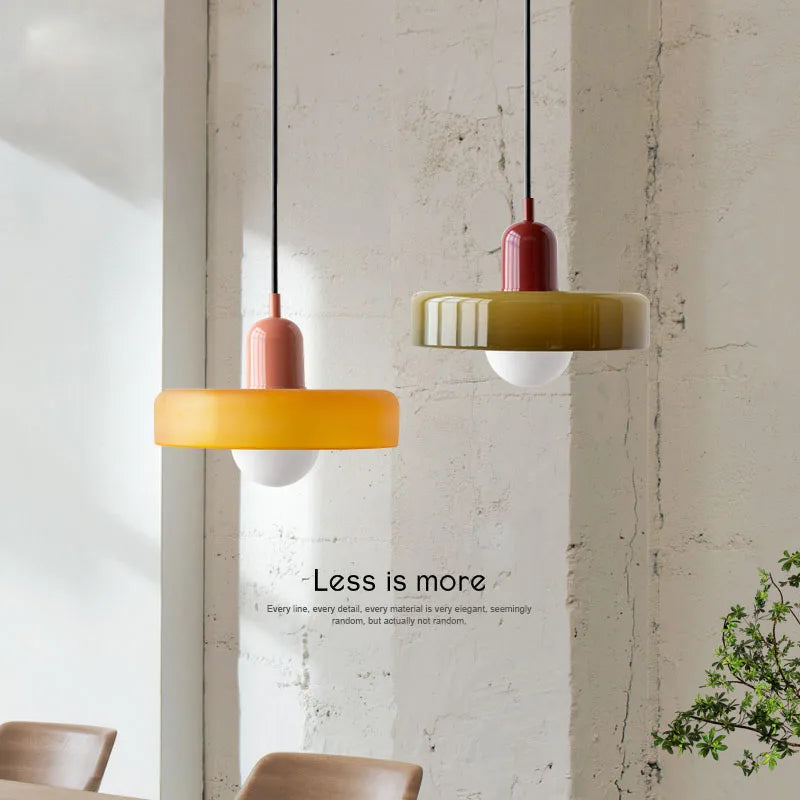 Lampe suspendue contemporaine.