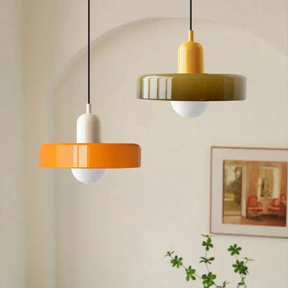 Lampe suspendue contemporaine.