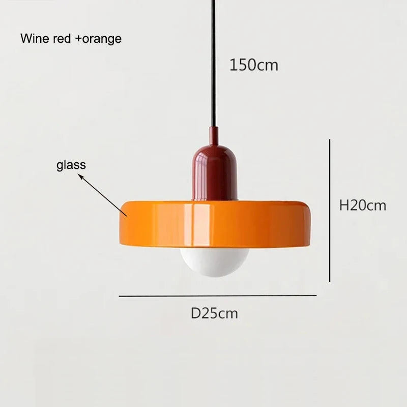 Lampe suspendue contemporaine.