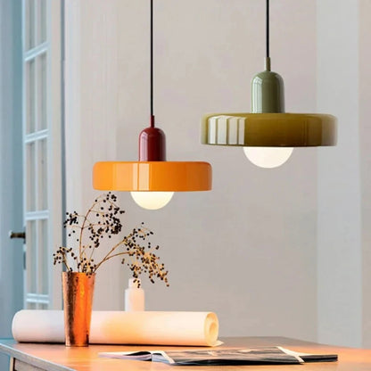 Lampe suspendue contemporaine.